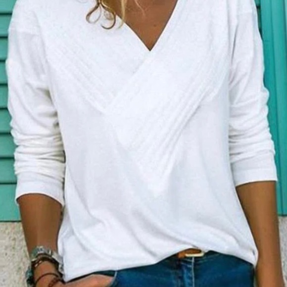 Tops - Ladies white top size L NWT
